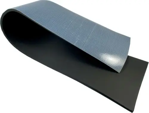Schwarze Dämmungsrolle mit grauem Obermaterial, möglicherweise geeignet für die Isolierung von Verdampfern oder Verflüssigern, einschließlich Produkte von Wolf.